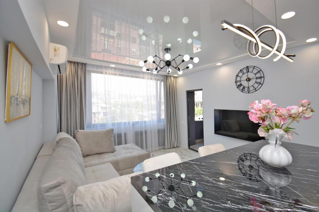 Opera & Cascade infinity view luxury apartament with open balcony, Jerevan