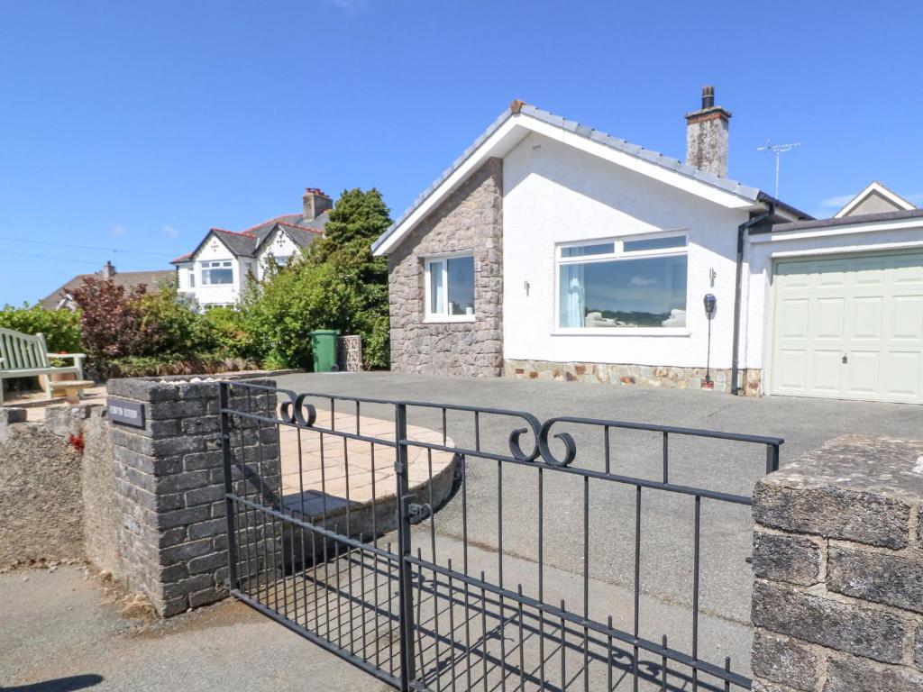 Llwyn Eithin, Benllech