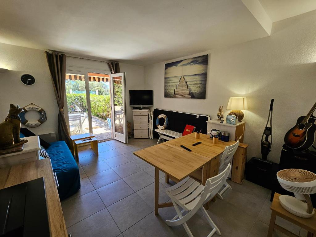 Presqu'ile de Giens, Maison Rdc avec Accès et Jardin Privés sans Vis-à-vis, Piscine, Plages à 2 min à pieds - 2