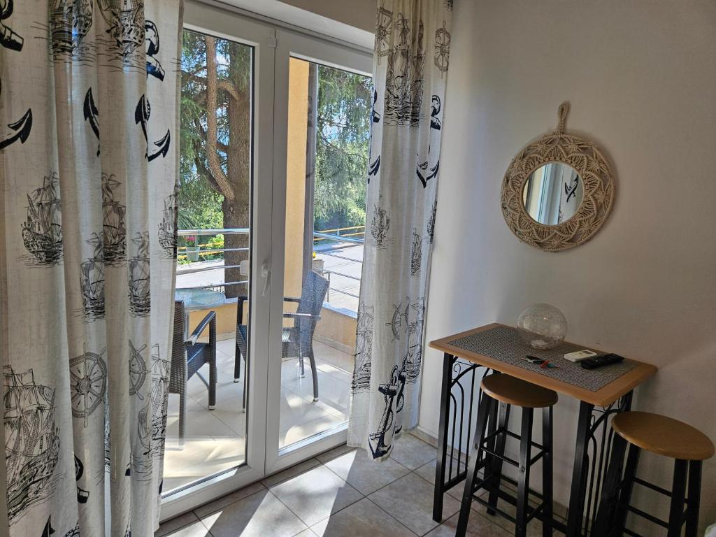 Lovely apartment with a private terrace and sea view, Matulji