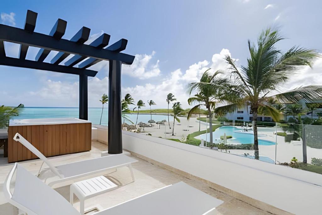 Punta Palmera Beach Front and pool views Cap Cana, Punta Cana