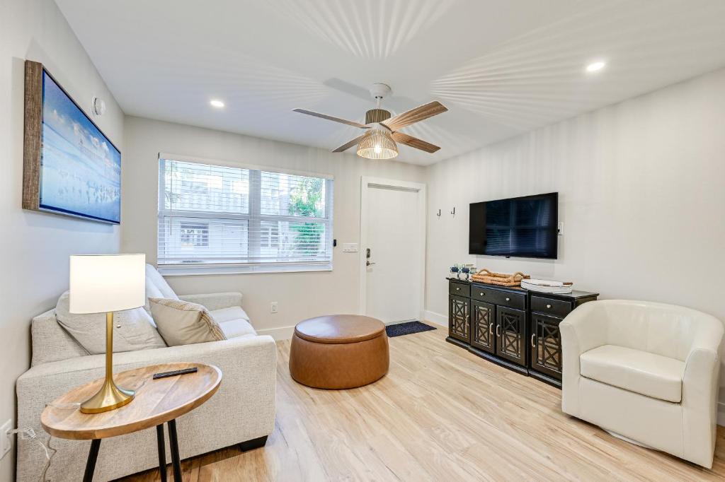 Sleek Coastal Abode 1 Block to Naples Beach!, Naples