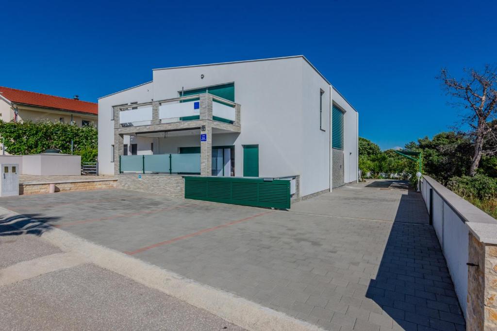 Apartments with parking space Vir - Kozjak, Vir - 23400, Vir