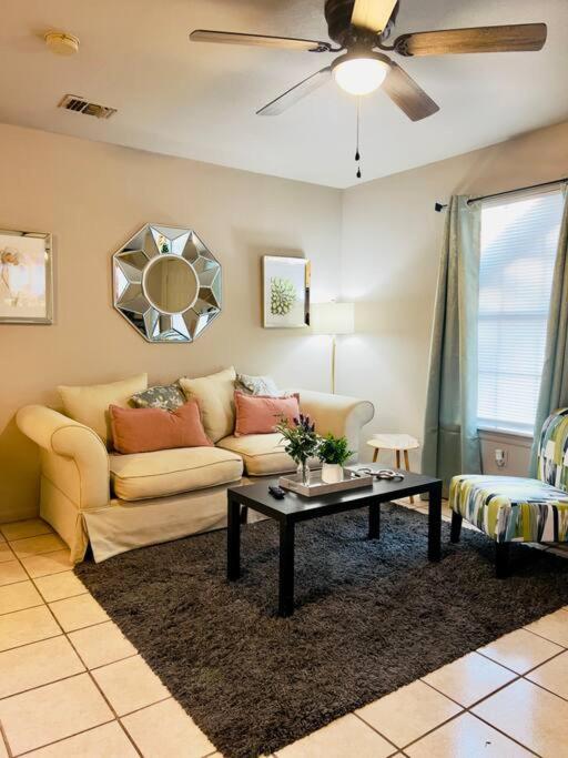 Retro Place - 2 bedroom & 1 bathroom - GREAT VALUE, Eagle Pass