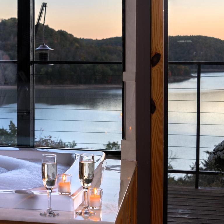 View, Beaver Lakefront Cabins - Couples Only Getaways in Eureka Springs (AR)