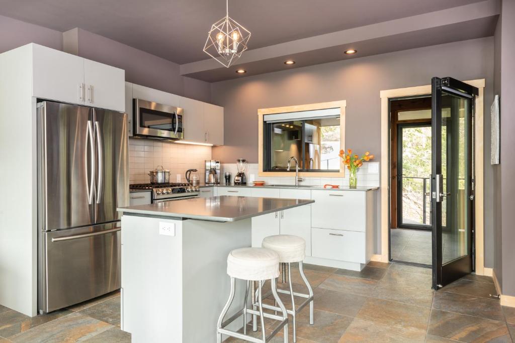 Kitchen, Beaver Lakefront Cabins - Couples Only Getaways in Eureka Springs (AR)