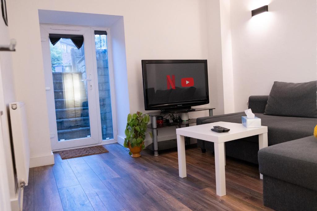 Flat near Peak District, Mossley