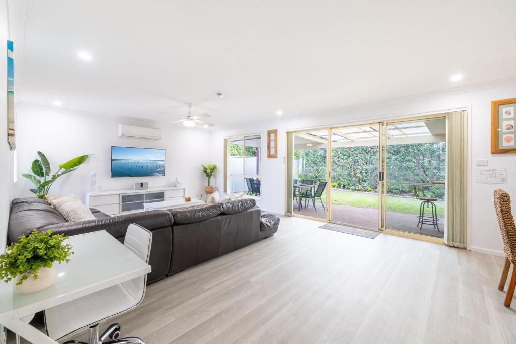 Fingal on Whitesands 1 12 Whitesands Road all on ground level with air con wifi and boat parking, Fingal Bay