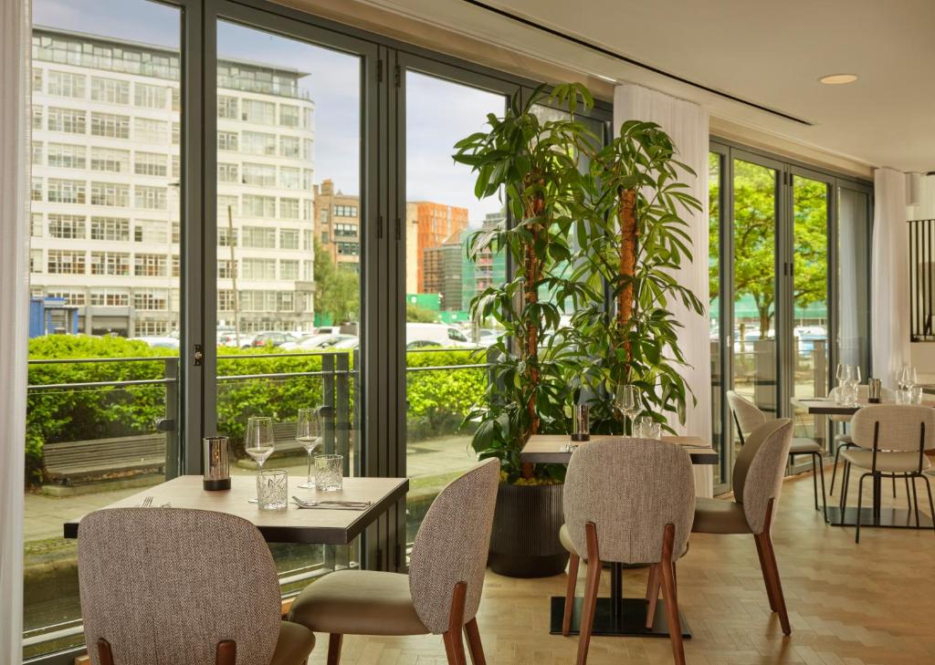 Restaurant, The Reach at Piccadilly, Manchester, a Tribute Portfolio Hotel in Manchester
