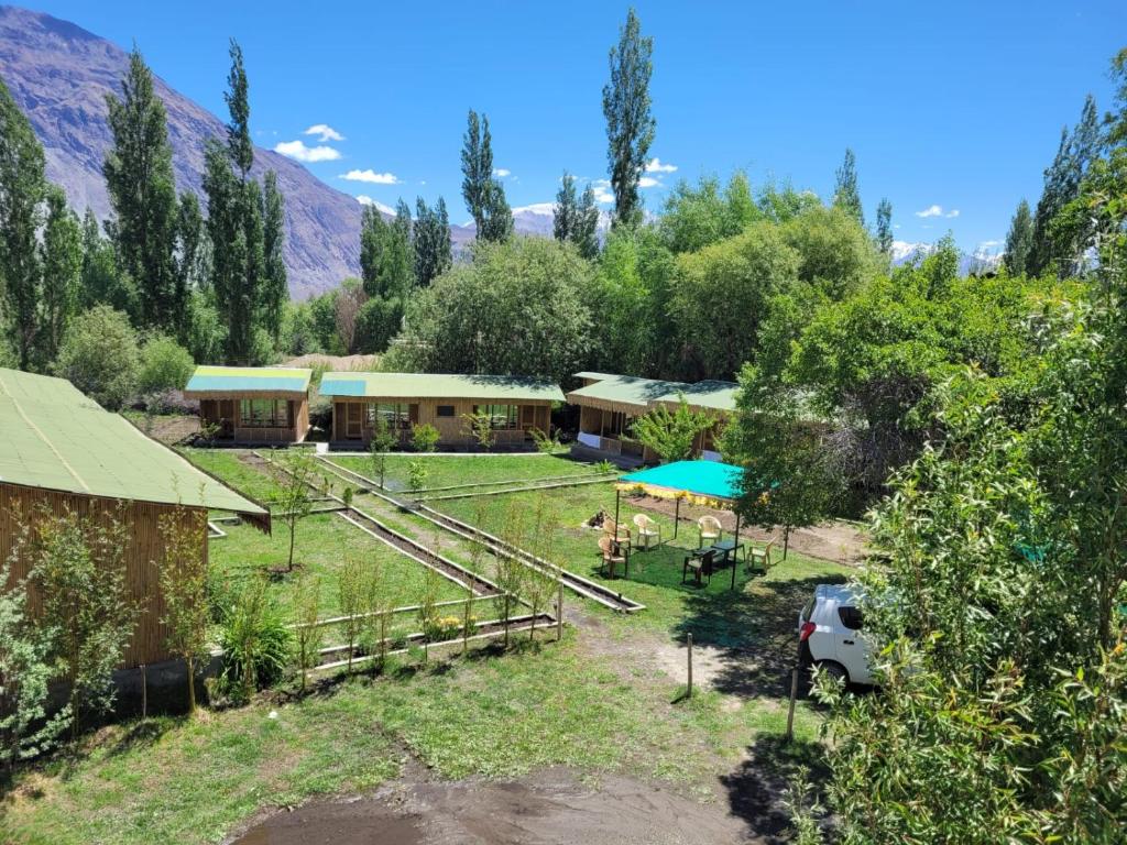The Sylvan Hut, Léh
