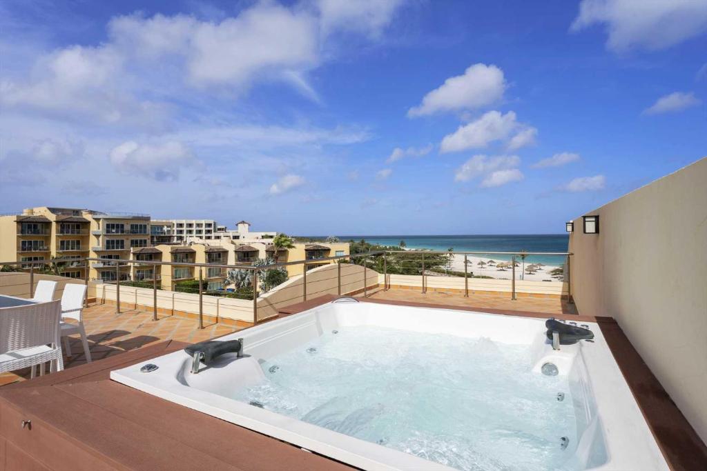 Beachfront - Royal Penthouse 3BR condo - BC352, Palm-Eagle Beach