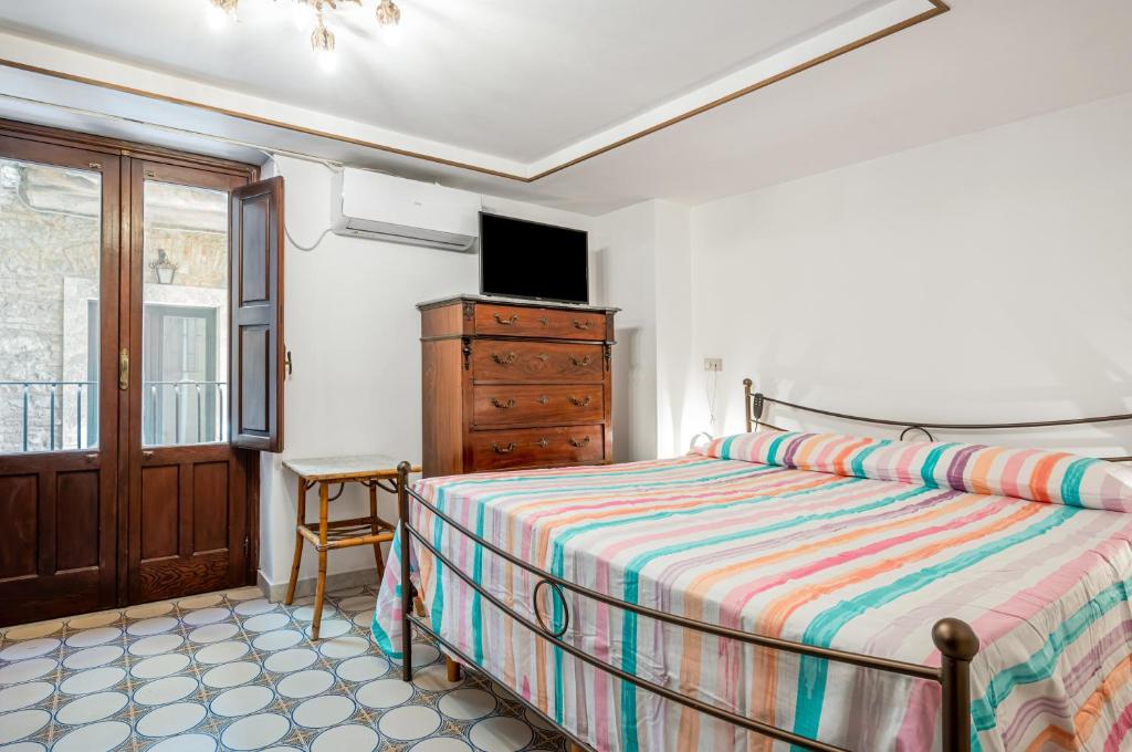 GuestHost - Roomy Central Apartment in the Heart of Taormina - 2
