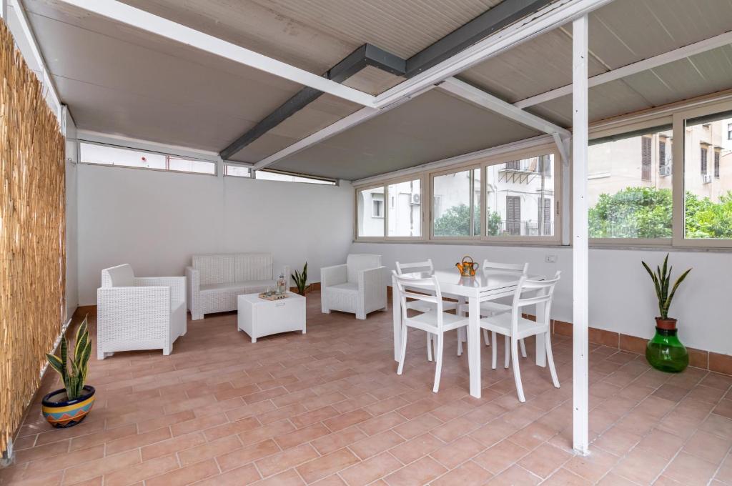 GuestHost - La Dimora dei Mille - Roomy Apartment with Terrace - 4