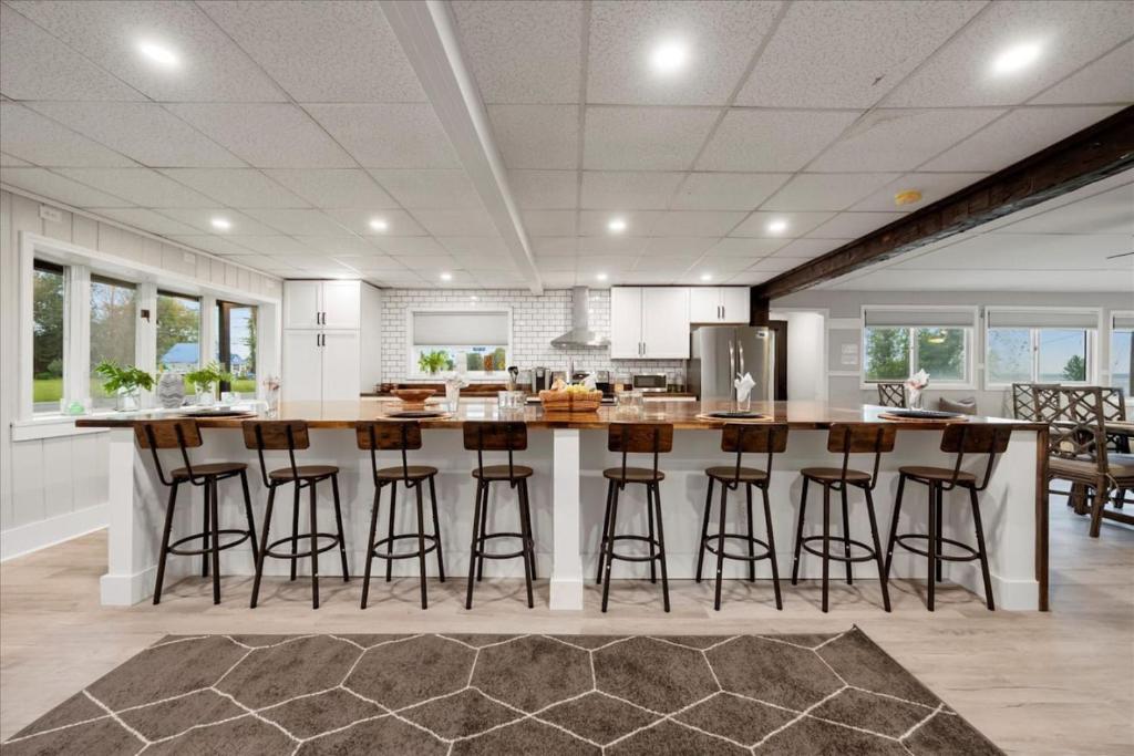 Whitewaters-Main plus Genoa on Oneida Lake - Sleeps 19, Canastota