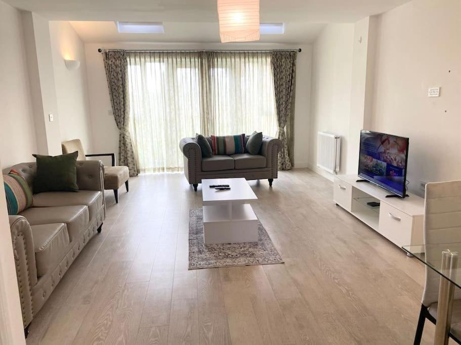 Elegant Home With Outdoor Space, Basingstoke