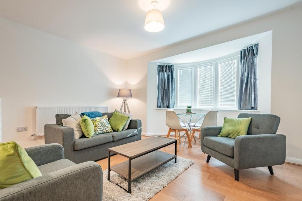 Modern, City living Apartments- Private parking, Oxford