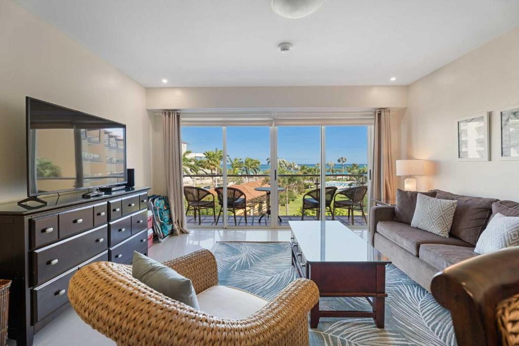 Beachfront - Emerald View 1BR condo - P314, Palm-Eagle Beach