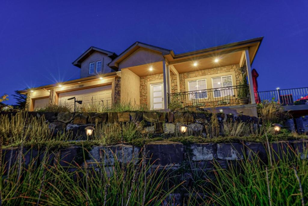 Large Home-Pikes Peak Views-High End-Pool Table, Colorado Springs