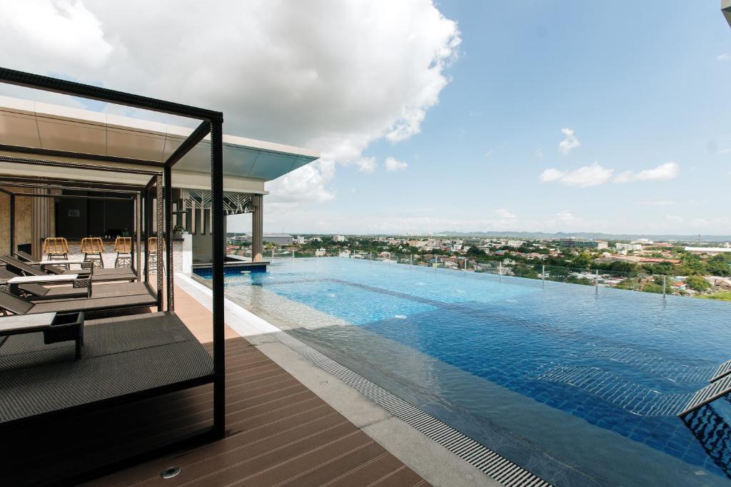 Swimming pool, Zuri Hotel in Iloilo