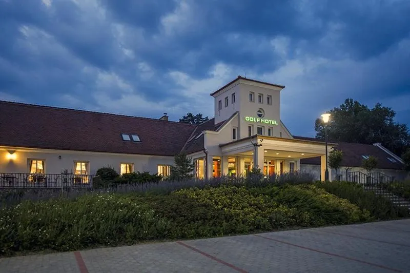 Old Lake Golf Hotel, hotel en Tata