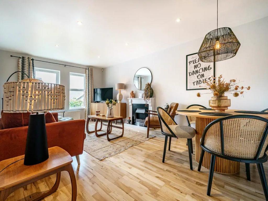 Pass the Keys Luxury Retreat Cafes and Shopping Queens Uni, Belfast