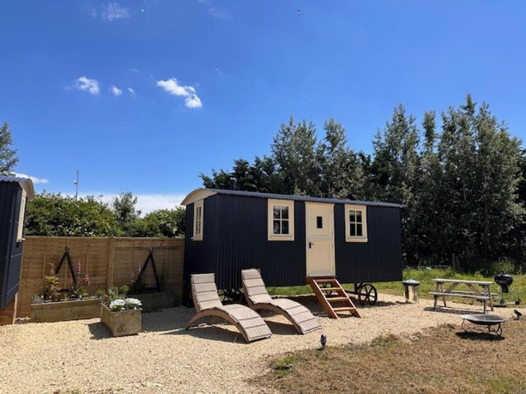 ShepherdsHut-Cotswolds-PetFriendly-WoodBurner, Brackley