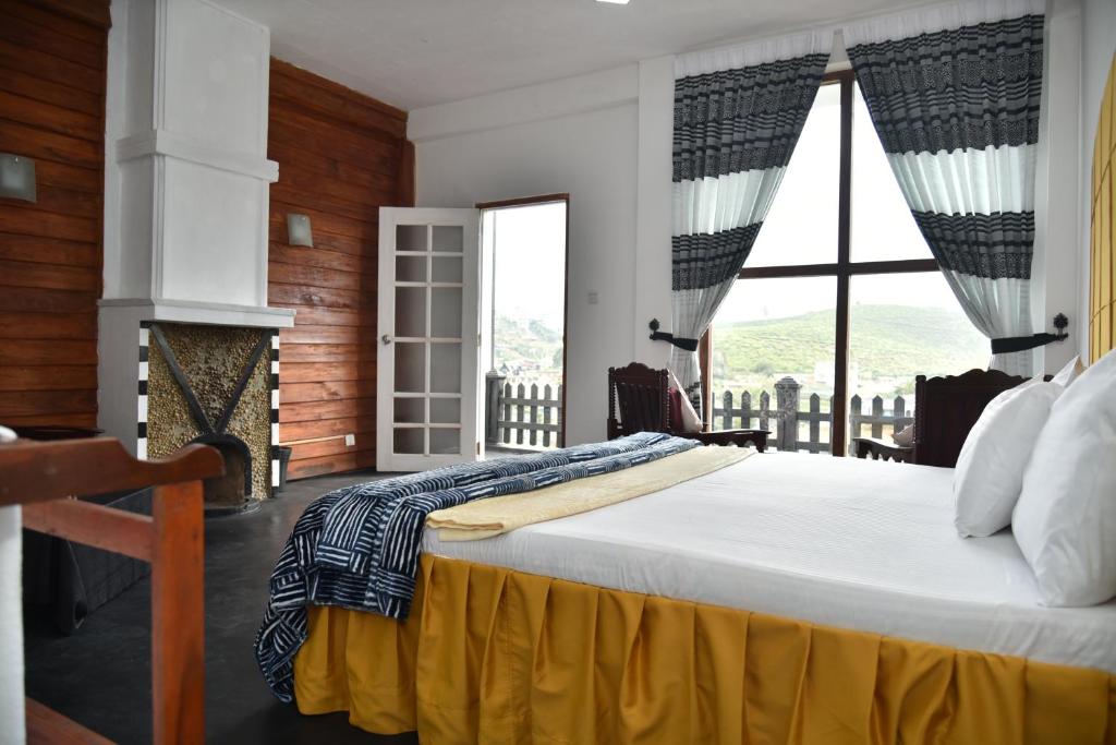 shiny cot Triple room with lake view, Nuwara Eliya