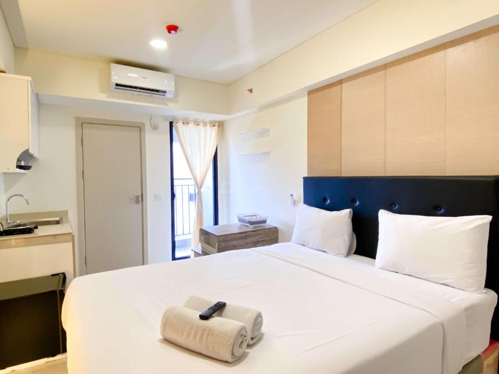 Modern Look Studio at Meikarta Apartment By Travelio, Cikarang