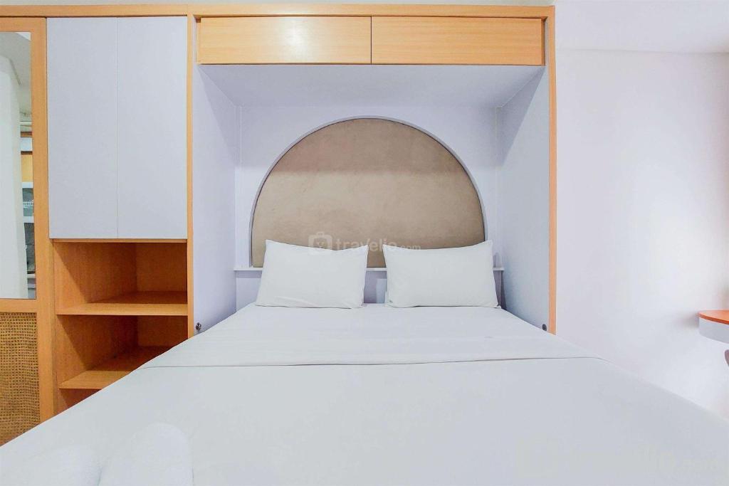Minimalist Studio Room near Campus at Pacific Garden Alam Sutera Apartment By Travelio, Tangerang