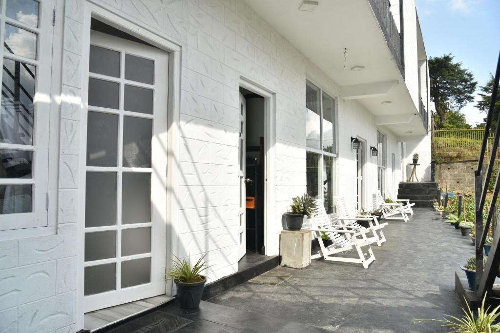 Shiny cot Triple, Nuwara Eliya