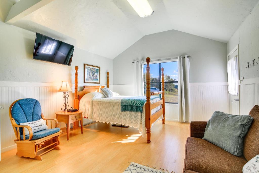 Ranch Cabin with Decks, 10 Mi to Fredericksburg, Fredericksburg