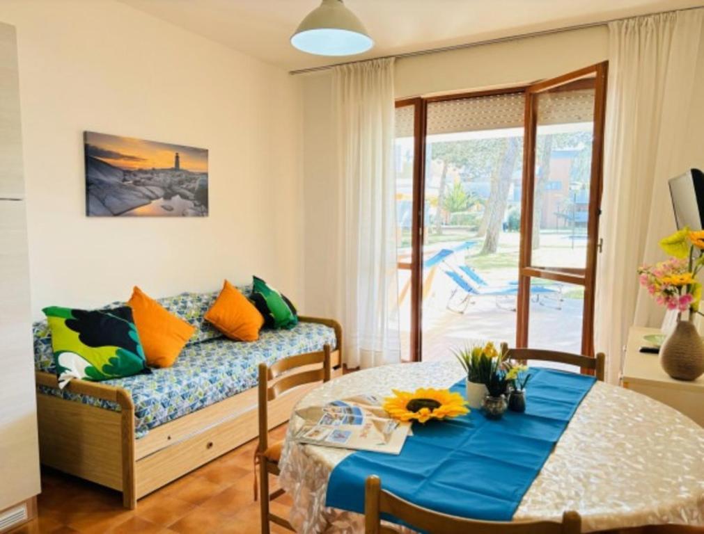 Flat with patio overlooking the pool - 4