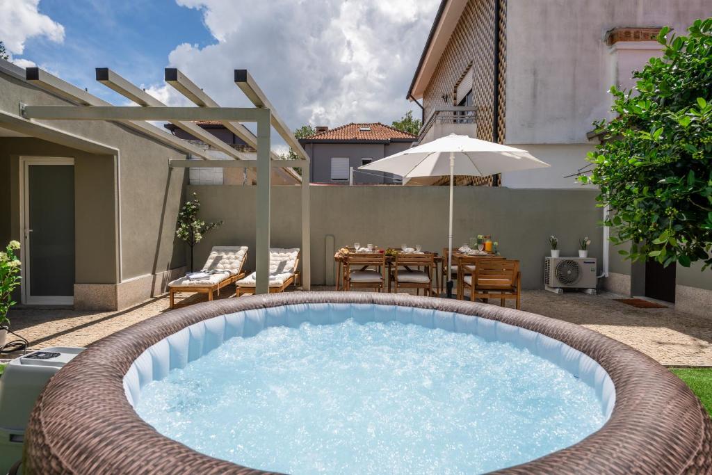Host Wise - Terrace Delight House w Private Jacuzzi, Porto