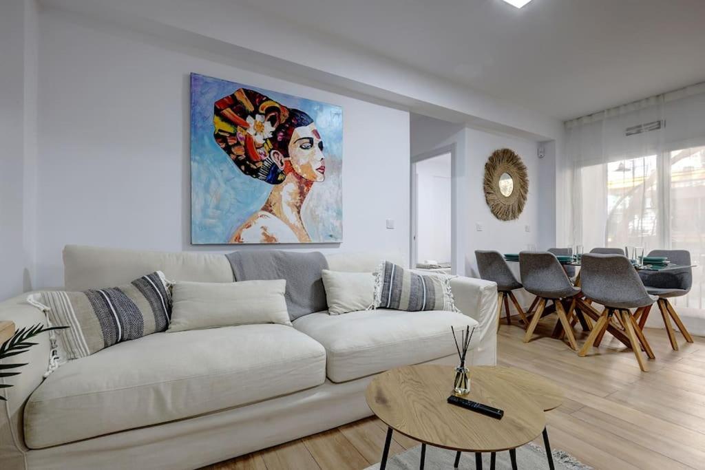 Modern & vibrant, URBAN holiday Flat, Fuengirola