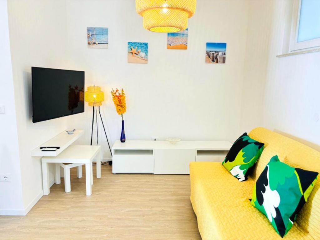 Beachside apartment with balcony - 3