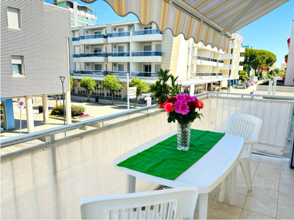 Beachside apartment with balcony - 1