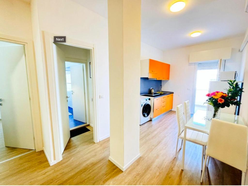 Beachside apartment with balcony - 4