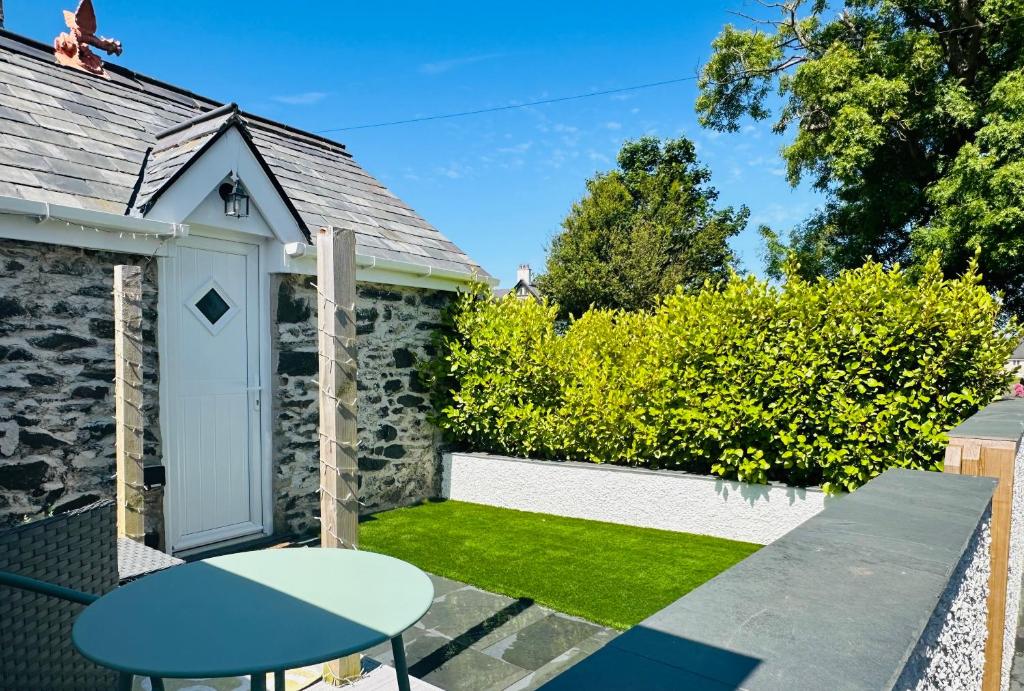 White Mermaid Cottage, Newborough - pet-friendly stay