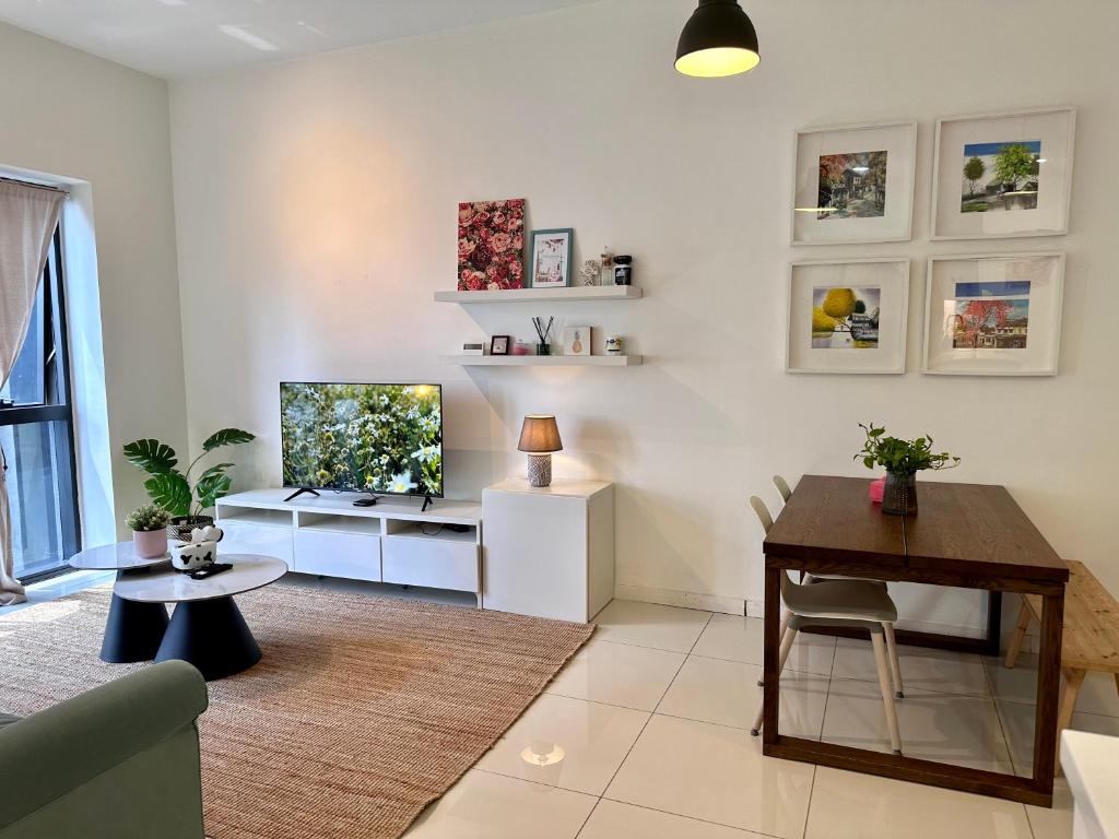 Charming Rustic Retreat with Cozy Interior and Sky Pool View, Petaling Jaya