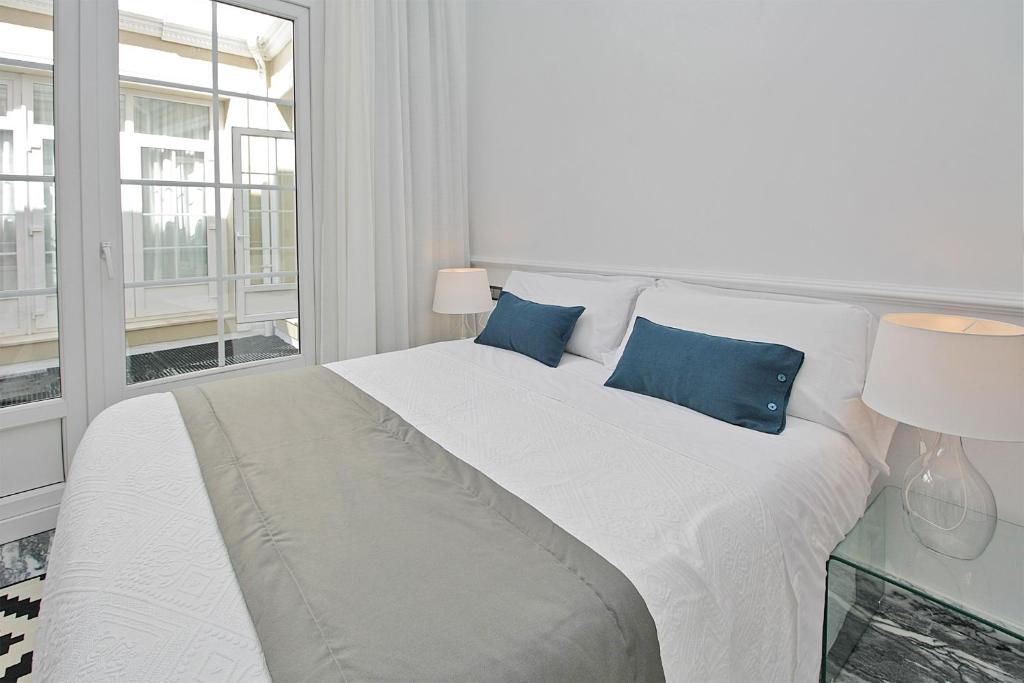 Apartamentos Plaza Constitucion - Larios photo