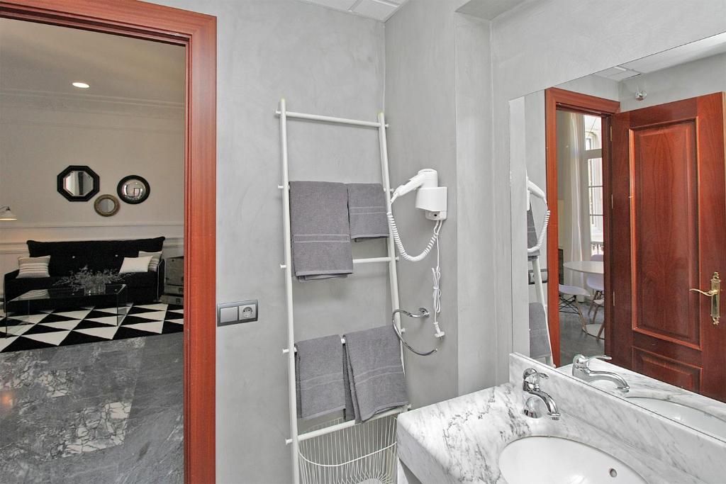 Apartamentos Plaza Constitucion - Larios photo