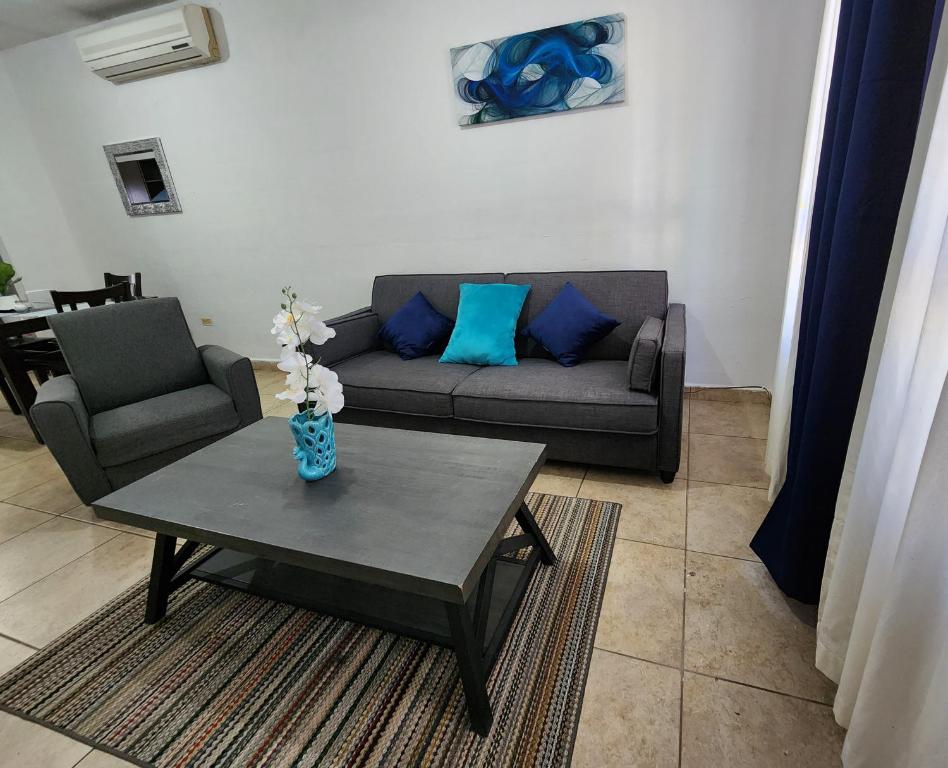 Casa céntrica, en privada con acceso controlado, Hermosillo