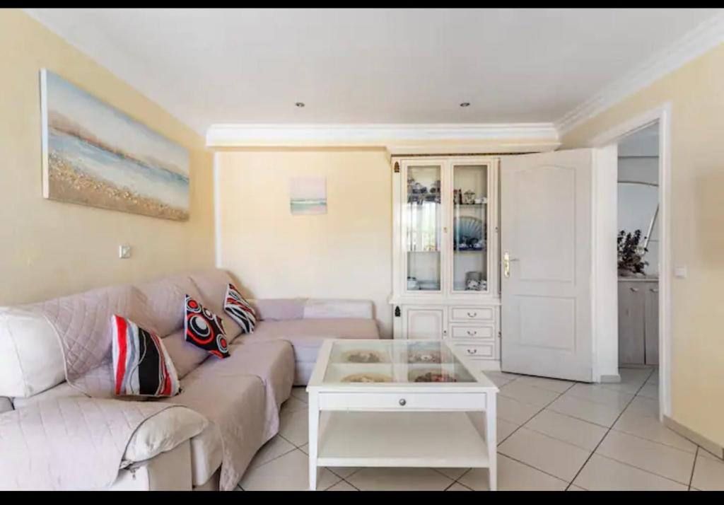 HOMESTAY GROUNDFLOOR PRIVATE GARDEN AND PARKING shared POOL 200meters away - 4