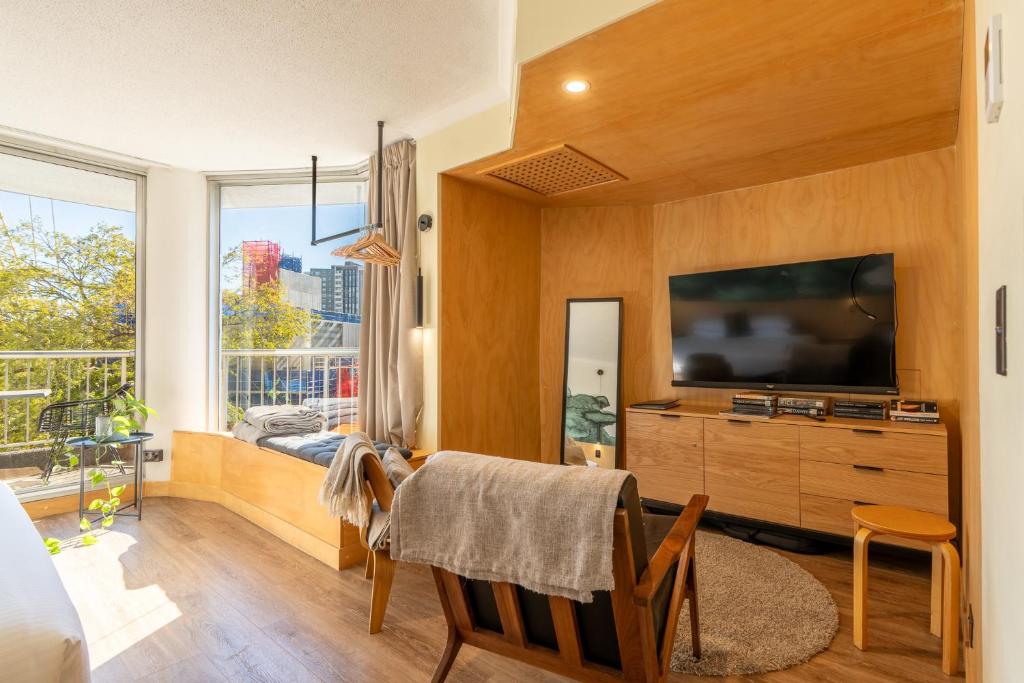 Quirky CBD Studio with Pool Sauna and Balcony, Brisbane