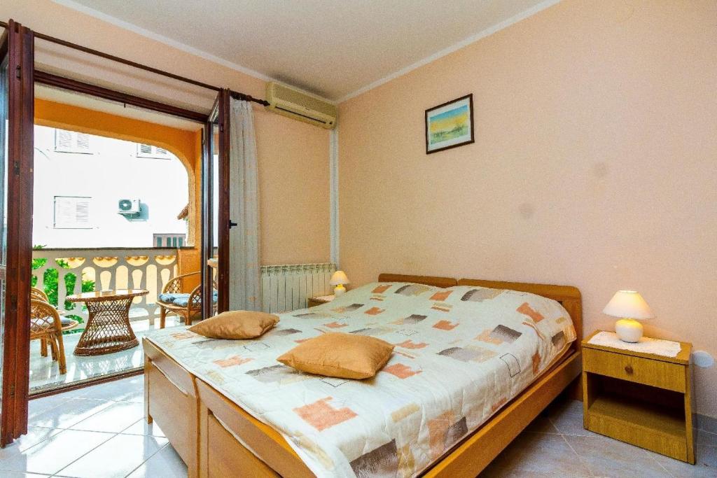 Appartement in Fažana mit Möbliertem Balkon, Fažana