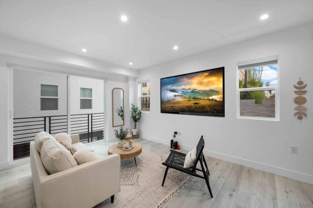 Prime Location 3BD 3BA Luxury Living in LA, Los Angeles