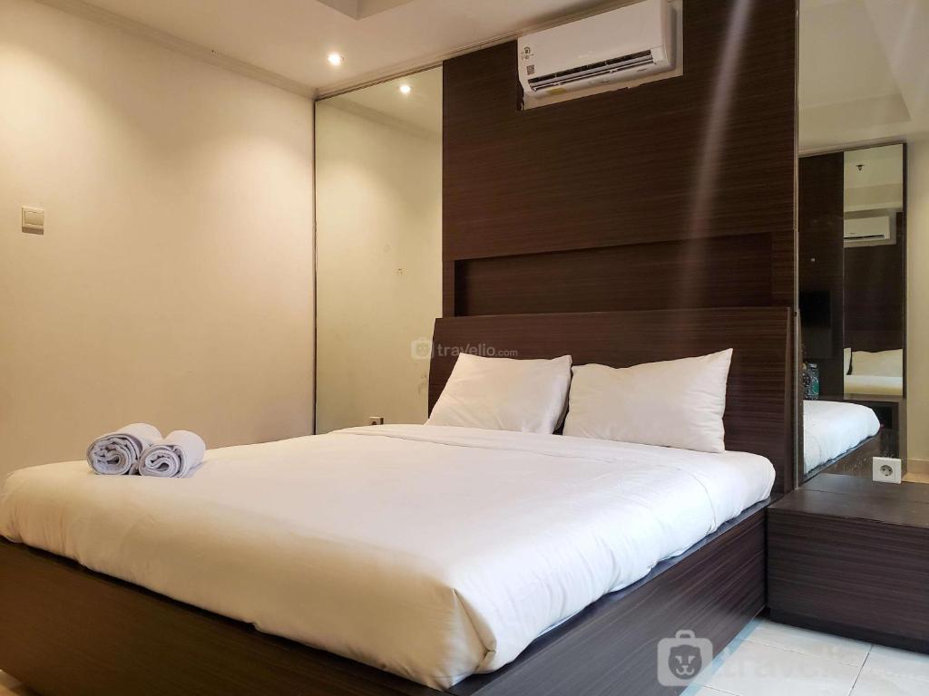 Minimalist and Comfy 1BR at The Boulevard Apartment By Travelio, Jakarta