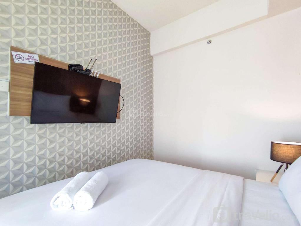 Fancy and Nice 1BR with Extra Room at Amartha View Apartment By Travelio, Semarang