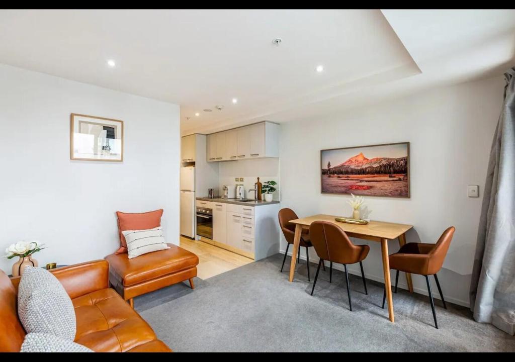 Stylish Modern Unit w Balcony and Pool Zodiak Stays, Окленд