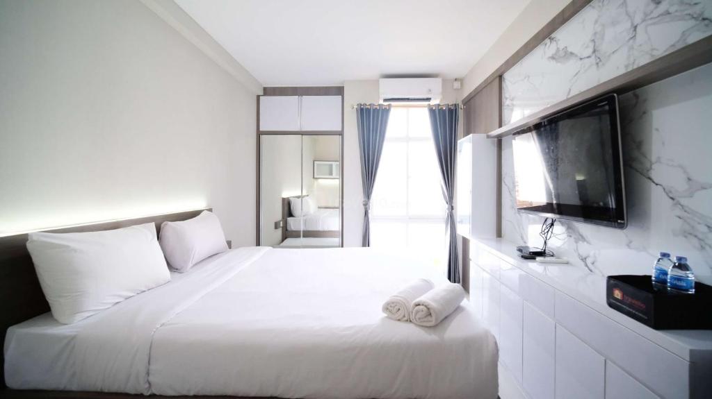 Tidy and Comfy Studio at Bale Hinggil Apartment By Travelio, Medokanayu